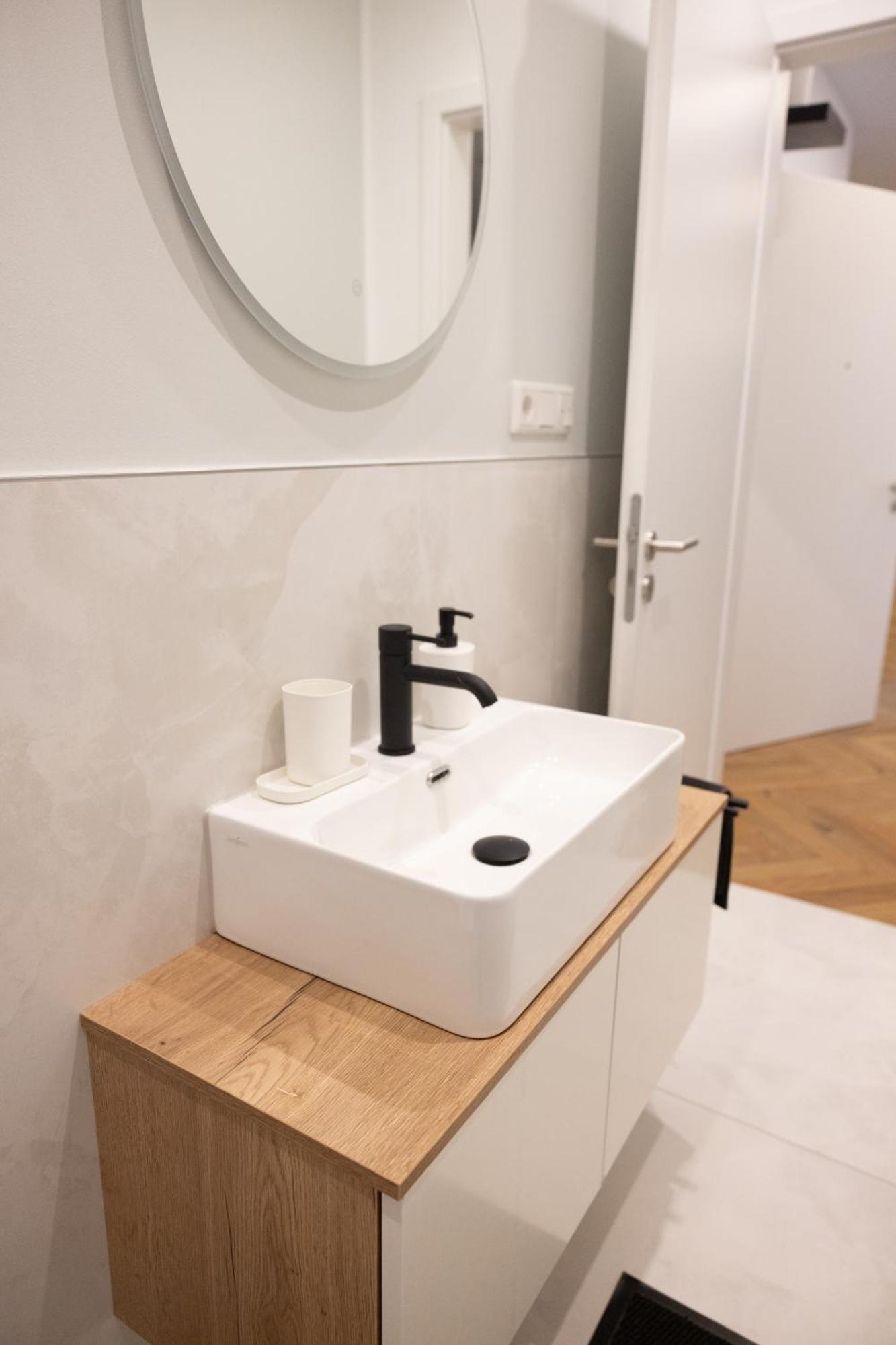 Neubau Apartment Mit Kamin Und Terrasse In Premium Lage Parkplatz Inklusive 빌레펠트 외부 사진